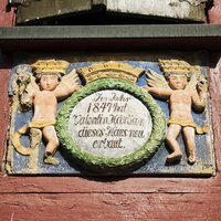 Fachwerkausschnitt mit Wappen und Aufschrtift im Jahr 1847 hat Valentin Krämer dies Haus neu erbaut